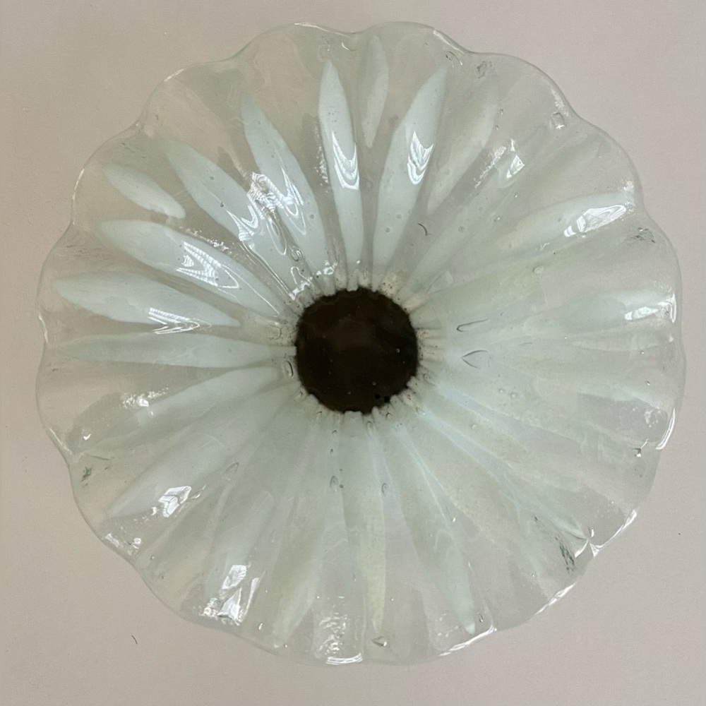 🌀 SYDENSTRICKER FUSED GLASS WHITE DAISY BOWL DISH 🌀